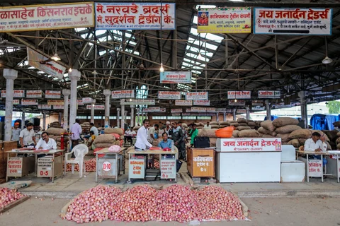 Onions are displayed for sale at the Vashi APMC wholesale market outside Mumbai, India. (Photographer: Dhiraj Singh/Bloomberg)