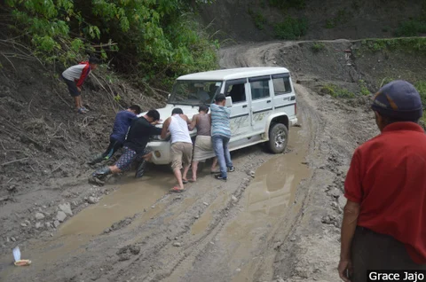 Landslides, slippery muddy stretches and sinking roads punctuate the 30 kilometers distance between Kangpokpi and Leisang, especially during the monsoon.