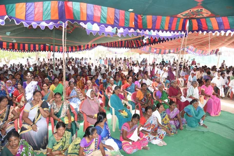 Rythu Bandhu cheques and passbooks are distributed in Nizamabad Rural district, Telangana, on May 16, 2018. (Photograph: <a href="https://twitter.com/RaoKavitha">@<b>RaoKavitha</b></a>/Twitter)