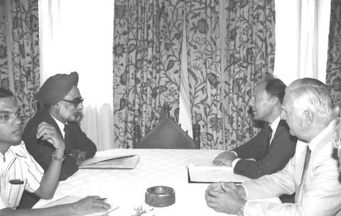 Reserve Bank of India Governor Manmohan Singh meets German Minister for Economic Cooperation Jürgen Warnke, in New Delhi on September 17, 1982. (Photograph: PIB)