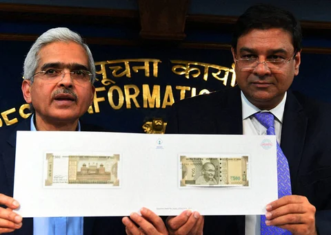 Then-Economic Affairs Secretary Shaktikanta Das and RBI Governor Urjit Patel display the new Rs 500 note, in New Delhi, on November 8, 2016. (Photograph: PTI)