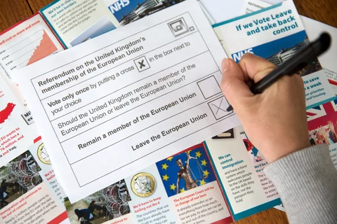 A voter marks the ‘Leave’ box on an EU referendum postal ballot slip, in London, U.K. (Photographer: Simon Dawson/Bloomberg)