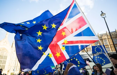 Anti-Brexit protesters wave flags outside the Houses of Parliament in London. (Photographer: Chris Ratcliffe/Bloomberg)