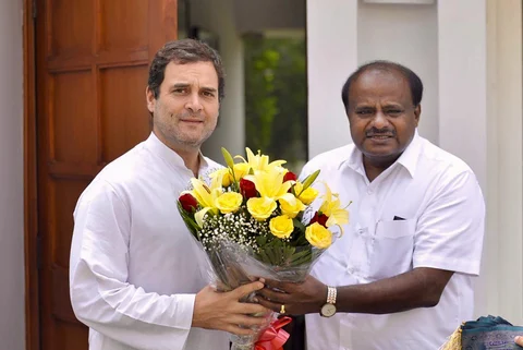 Karnataka Chief Minister HD Kumaraswamy meets Congress President Rahul Gandhi. (Photograph: PTI)