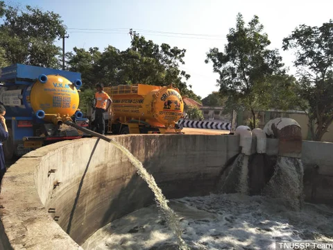 Tankers emptying sludge into a collection well at a pumping station in Tiruchirappalli for co-treatment.