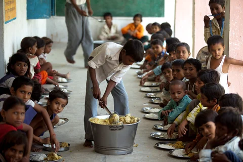 Children eat at school under the ‘mid-day meals’ scheme in Lavkushnagar, Madhya Pradesh. (Photographer: Prashanth Vishwanathan/Bloomberg)