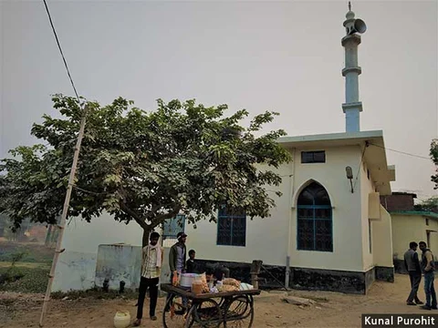 The mosque in Naseerpur village of eastern Uttar Pradesh’s Mau district, where 68-year-old Mohammed Younus was killed on June 26, 2017, for trying to prevent a gunny-sack full of pork into this mosque. (Source: IndiaSpend)