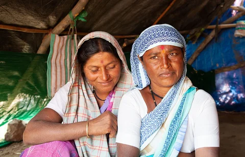 Sangita Virkar as well as Vilasi Virkar’s families own land 10-12 acres of land. But, they say, ‘We didn’t get any crop, so there is no grain.’ (Photographer: Binaifer Bharucha/People’s Archive of Rural India) 