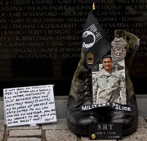 The Vietnam Memorial in Washington, D.C., U.S. (Photographer: Mannie Garcia/Bloomberg)