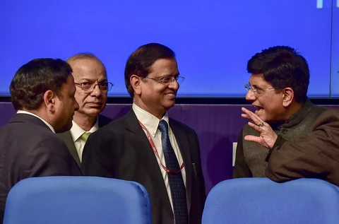 Finance Minister Piyush Goyal speaks with Economic Affairs Secretary Subhash Chandra Garg, in New Delhi, on Feb 1, 2019. (Photographer: Manvender Vashist/PTI)