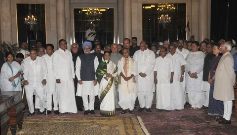 Prime Minister Manmohan Singh, UPA Chairperson Sonia Gandhi and the other members of the Union Council of Ministers, at Rashtrapati Bhavan, in New Delhi, on May 22, 2009. (Photograph: PIB)<a href="https://www.facebook.com/sharer/sharer.php?u=http://pibphoto.nic.in/photo//2009/May/l2009052222877.jpg"><i><br></i></a>