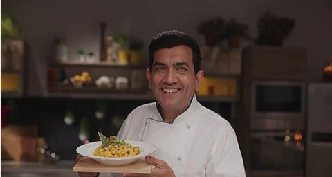 Chef Sanjeev Kapoor presenting a dish. (Image courtesy: sanjeevkapoor.com) 