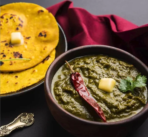 A traditional preparation of corn roti and a leafy vegetable -sarso da saag. (Image courtesy: ranveer.brar) 
