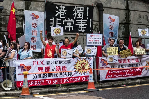 Pro-China protesters hold banners during a demonstration outside the Foreign Correspondents’ Club in Hong Kong, on Aug. 14, 2018. (Photographer: Billy H.C. Kwok/Bloomberg)