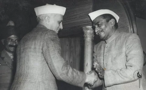 Rajendra Prasad shaking hands with Jawaharlal Nehru. (Photograph: NMML/Government of India)