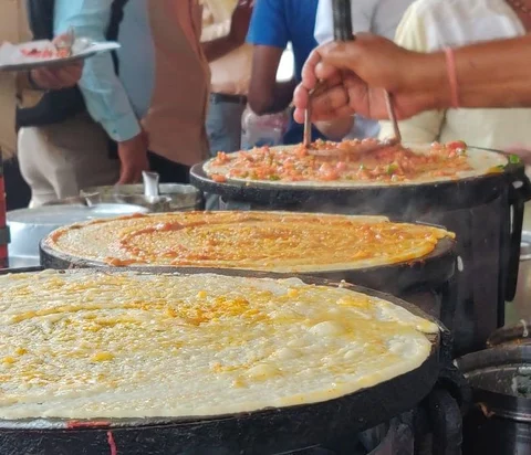 Dosas being prepared at a roadside eatery in Parel, Mumbai. (Source: BloombergQuint)