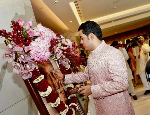 Akash Ambani honoring his grandfather, Dhirubhai Ambani.