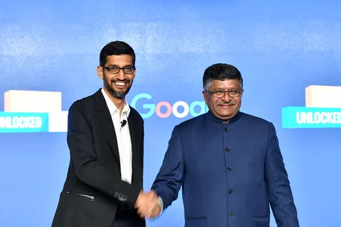 Google CEO Sundar Pichai with with India’s Law and IT Minister Ravi Shankar Prasad, in New Delhi. (Photographer: Anindito Mukherjee/Bloomberg)