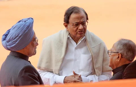 Manmohan Singh, with P Chidambaram and Pranab Mukherjee, in New Delhi. (Photographer: Pankaj Nangia/Bloomberg) 