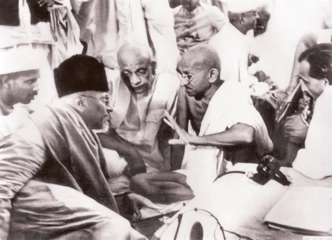 Mahatma Gandhi in discussion with Maulana Abul Kalam Azad and Sardar Vallabhbhai Patel, in 1934. (Photograph: NROER/Government Of India)<a href="https://nroer.gov.in/55ab34ff81fccb4f1d806025/page/57d2c24816b51c1f51a1b3ec#metadata_info"></a>