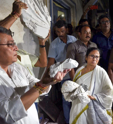 West Bengal Chief Minister Mamata Banerjee inspects the vandalised statue of Bengali writer and philosopher Ishwar Chandra Vidyasagar (Source: PTI)