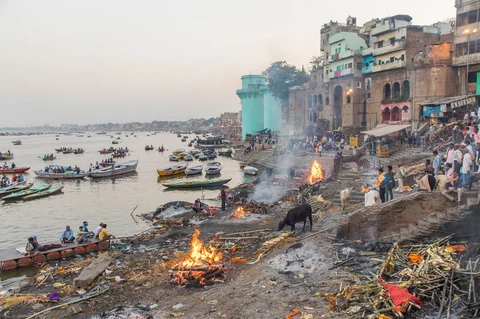 A Hindu cremation ground in Varanasi. (Photographer: Anshika Varma for Bloomberg Businessweek)