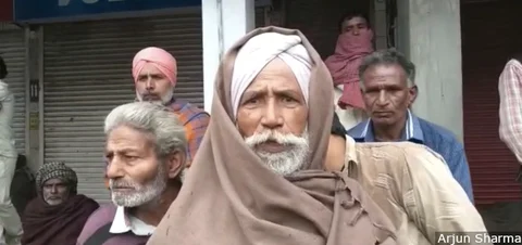 Private mason Sachha Singh, 62, whom we met at Bathinda’s Gold Diggi market, started taking on daily wage work in 2009. Before demonetisation, he earned upto Rs 500 for a day’s work. After November 2016, this fell to Rs 350, and then slid to Rs 250 by month-end.