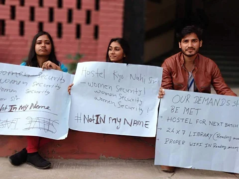 मीडिया के सबसे बड़े संस्थान में छात्र कर रहे हैं संघर्ष, ताकि कल पत्रकार को ‘चाटुकार’ न बनना पड़े