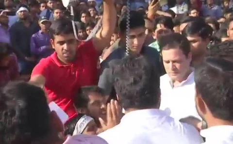 SSC पेपर लीक मामलाः प्रदर्शन कर रहे छात्रों से मिले राहुल गांधी, सरकार से पूछा- क्या रोजगार केवल अमीरों के लिए है?