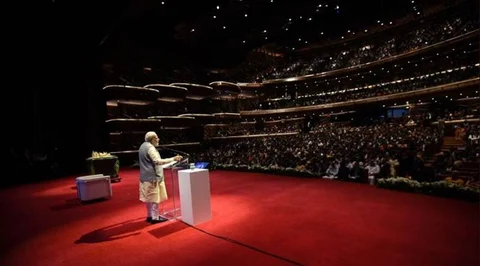 PM मोदी को विदेश में भी सताने लगा खाली कुर्सियों का डर, ओमान में भारतीय दूतावास ने जुटाई भीड़