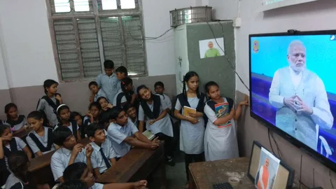 शर्मनाक: दलित बच्चों को तबेले में बिठाकर जबरदस्ती दिखाया PM मोदी का कार्यक्रम ‘परीक्षा पर चर्चा’