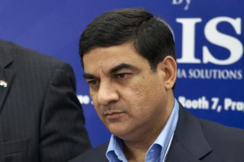 देश के लिए सब खड़े कतारों में,उधर माल्या के बाद देश को करोड़ो का चूना लगा संजय भंडारी भी लंदन भागा