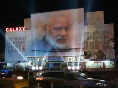 मोदी ने 9 km के रोड-शो में 90 करोड़ फूंक दिए, क्या उन्हें देश में मर रहे किसानों की याद नहीं आई ?- रवीश कुमार
