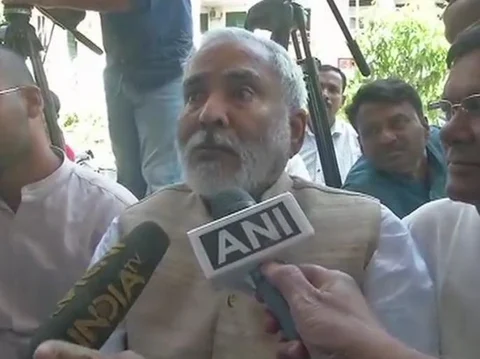 लालू की सज़ा पर बोले रघुवंश प्रसाद- एक को बेल, एक को जेल, ये है नरेंद्र मोदी का खेल