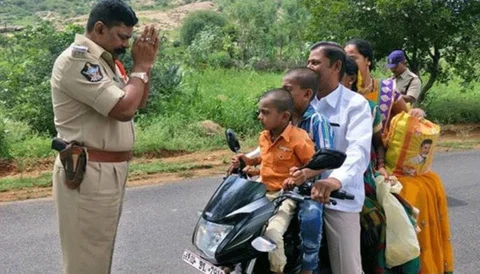 ट्रैफिक नियमों का उल्लघंन कर रहे एक परिवार को पुलिस वाले ने हाथ जोड़कर समझाया, तस्वीर वायरल