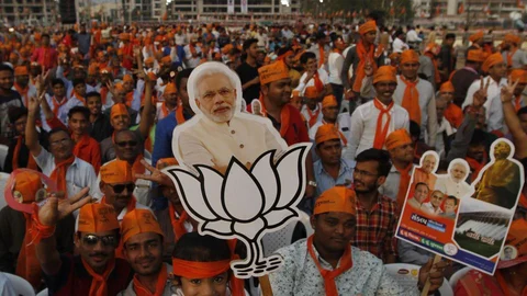 मोदीजी, क्या संबित पात्रा आपको ‘बाप’ बताकर मज़बूत नेता से मजबूरी का नेता बना रहे हैं ?