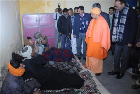 PM मोदी के संसदीय क्षेत्र में भाजपा ने ‘गरीबों’ का उड़ाया मजाक, रात में CM योगी ने ‘कंबल’ बांटे सुबह अफसरों ने छीने