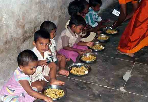 नोटबंदी का असर अब ग़रीब बच्चों की थाली पर, आंगनबाड़ी में नहीं मिल रहा मासूमों को पर्याप्त भोजन