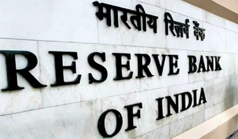 RBI रिपोर्ट: सुरक्षित नहीं बैंकों में जमा जनता के पैसे, 100 रुपये में से केवल 30 की है गारंटी