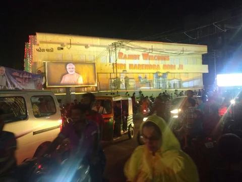 मोदी ने 9 km के रोड-शो में 90 करोड़ फूंक दिए, क्या उन्हें देश में मर रहे किसानों की याद नहीं आई ?- रवीश कुमार