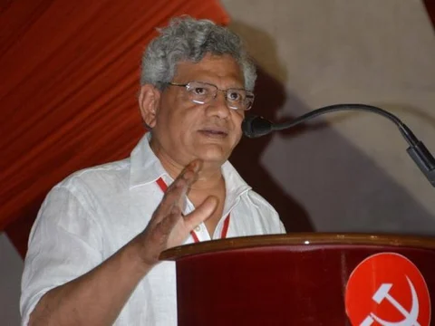 नोटबंदी में मोदी कर रहे ‘जेबकतरों’ जैसा व्यवहार, जनता की जेब काटकर उन्हीं के लिए योजनाएं ला रहे हैं- येचुरी