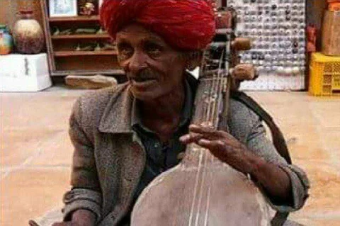 भक्तिगीत में सुर बिगड़ जाने पर मुस्लिम लोकगायक की हत्या कर देने वाला समाज क्या आदमखोर बन गया है!