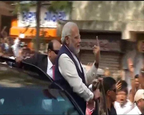 चुनाव के दिन रोड शो करके PM मोदी किसको उँगली दिखा रहे थे ? भारत के लोकतंत्र को !