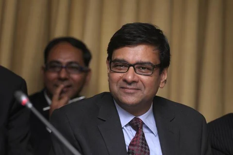 नोटबंदी के सवालों से बचने के लिए मीडिया को देखकर सीढ़ियां कूदकर भागे RBI गवर्नर उर्जित पटेल