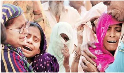 Angrily mob dragged a old man from his house and kill, over a false rumor