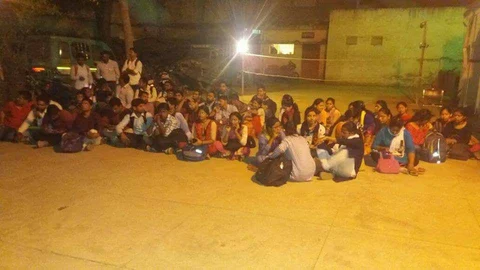 योगी सरकार के खिलाफ प्रदर्शन, लाठीचार्ज करने पहुंचे पुलिसकर्मियों को बीटीसी लड़कियों ने बांधी राखी