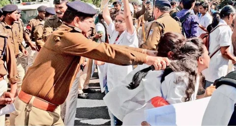 ‘बहुत हुआ महिलाओं पर अत्याचार’ यह नारा इस तस्वीर को देखकर शर्मसार हो गया, MP में बेटियों के साथ बदसलूकी