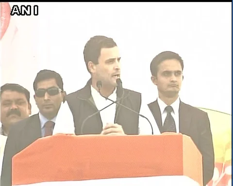 यूपी में पीएम मोदी पर बरसे राहुल, बोले : कालाधन आपके साथ घूमने वालों के पास ना कि गरीबों के पास