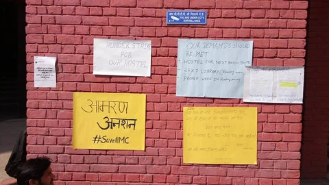 मीडिया के सबसे बड़े संस्थान में छात्र कर रहे हैं संघर्ष, ताकि कल पत्रकार को ‘चाटुकार’ न बनना पड़े