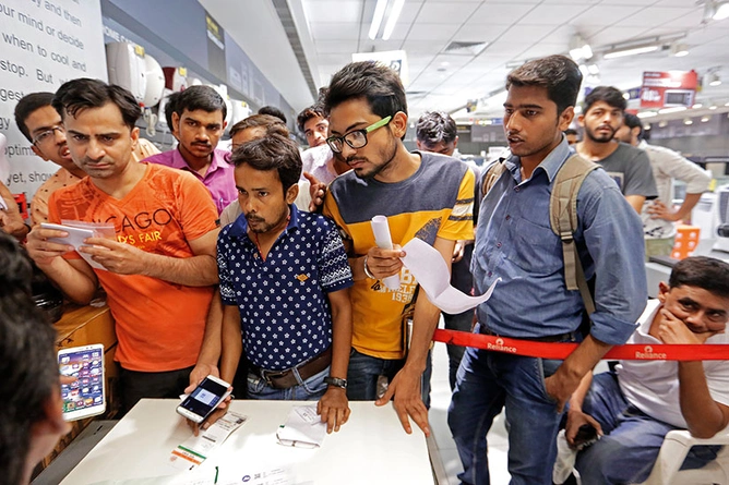 A crush of potential subscribers at a Jio desk.